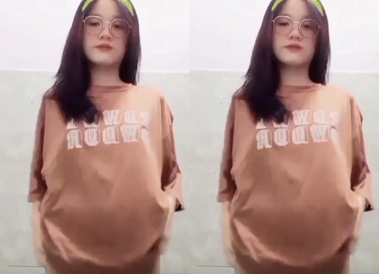 Bé nữ sinh thơ ngây xinh xắn và rất dâm